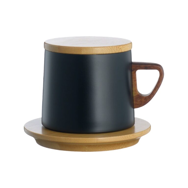 taza de acero inoxidable con estera de madera
