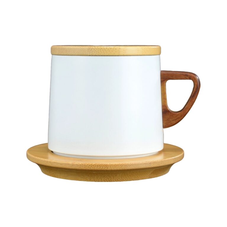 taza de acero inoxidable con estera de madera